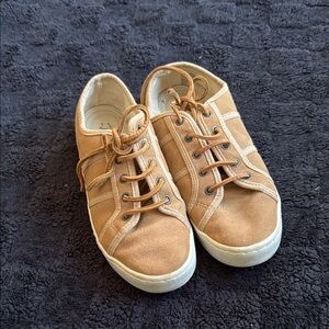 GH BASS & CO WOMENS SIZE 7 SNEAKERS IN TAN